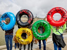 Proteste der Aktivisten des Pariser Bündnisses "Die Kehrseite der Medaille" Paris 2024 (Photo by Adnan Farzat/NurPhoto via Getty Images)